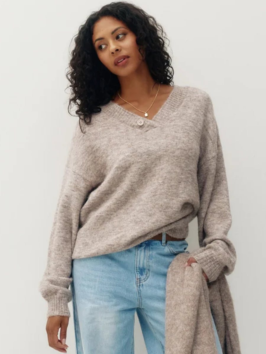KUWALLA MILKLOOM FUZZY V-NECK - MELANGE MILK TEA